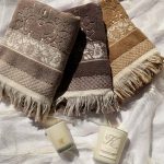 حوله طرح کارپت کرم نسکافه ای آجری - لایکو